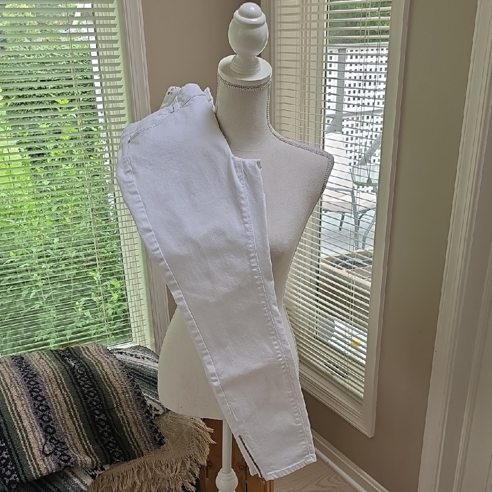 White Denim Jeans With Gold Accents And Zippers At Leg